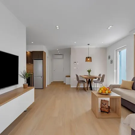 Roza, Prekrasni Novi S Parkingom Apartment